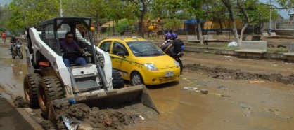 Más de 500 toneladas de lodo evacuadas de barrios inundados de Santa Marta 