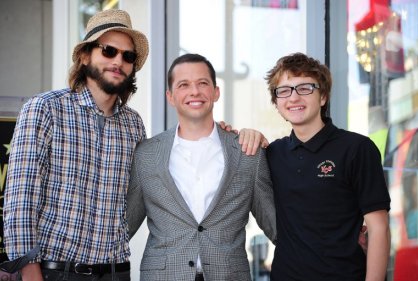 Two and a Half Men es una porquería, dice joven protagonista